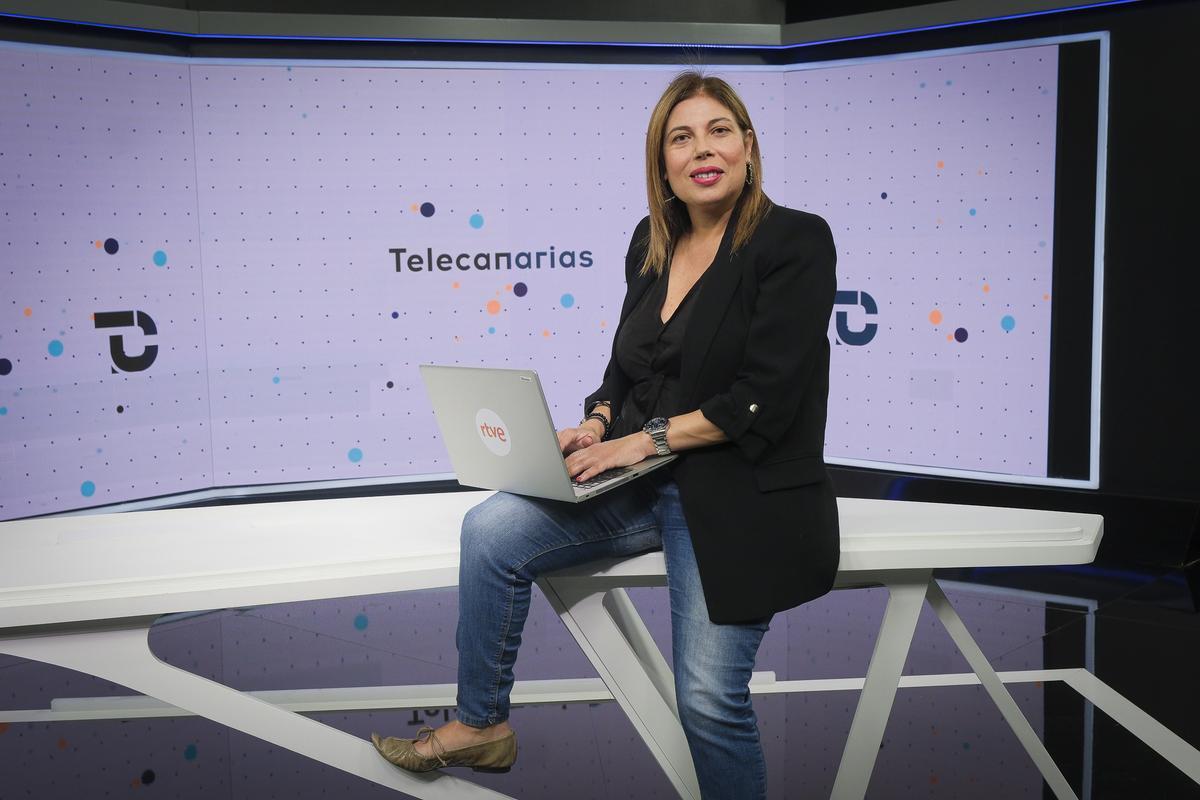 Francisca González en el plató de informativos de RTVE en Canarias.