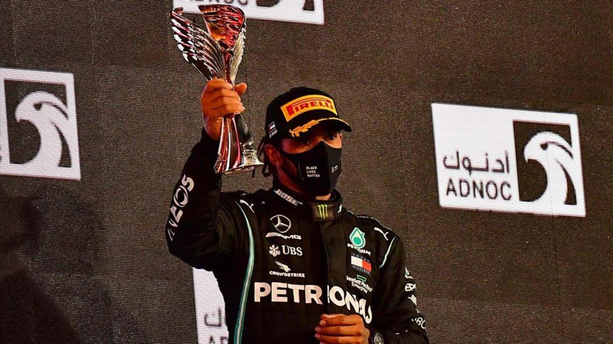 Hamilton, en el podio del GP de Abu Dhabi.