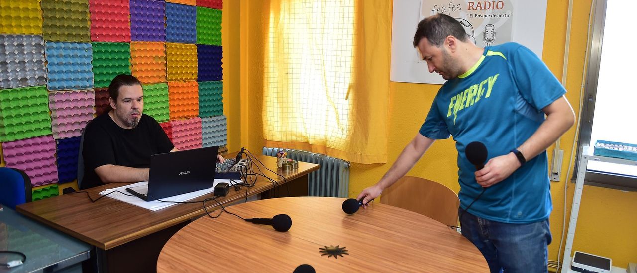 Preparativos para la radio de Feafes Plasencia, con personas con enfemerdad mental.