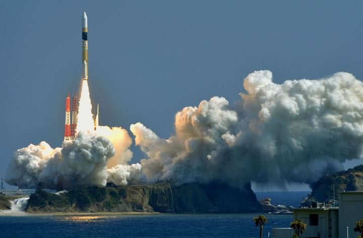 Un cohete H-IIA despega de la plataforma de lanzamiento en el Centro Espacial de Tanegashima