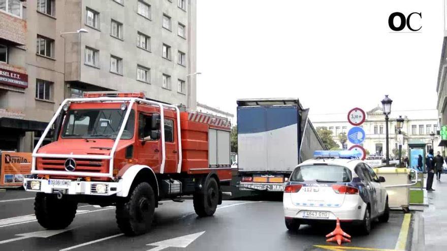 Los bomberos retiran un trailer atascado en el túnel de Juana de Vega