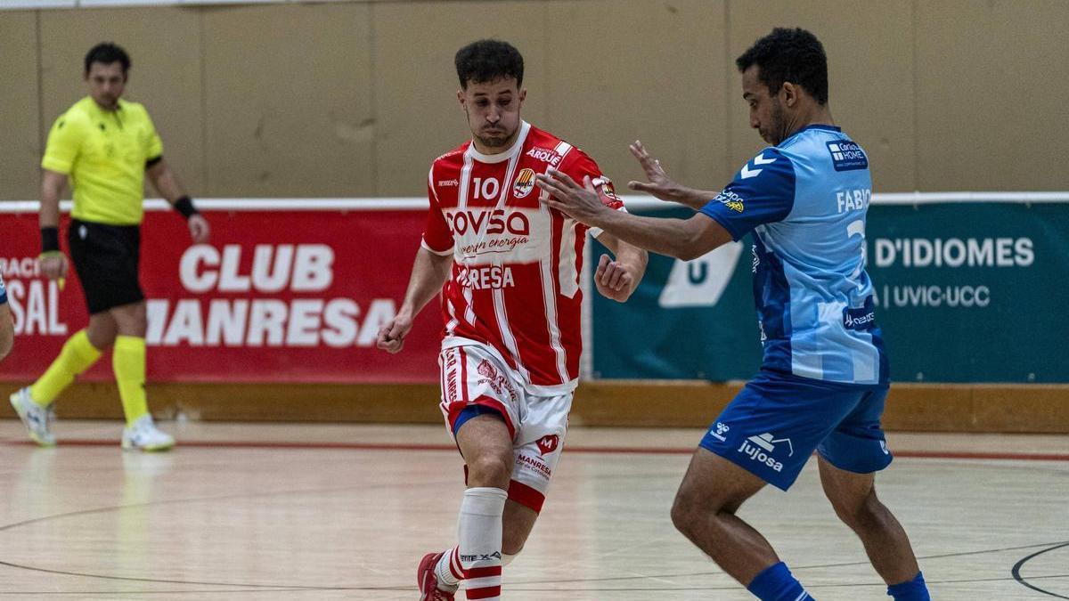 Asis Boukhress condueix la pilota en el partit contra el Bisontes Castelló