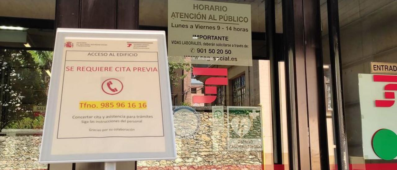 Cartel a la puerta de la Tesorería de la Seguridad Social, en Oviedo. | LNE