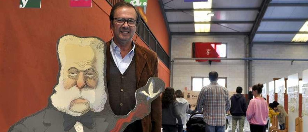 Javier Moro, con la figura de Ramón de Campoamor en la Feria del Libro naviega de 2017.
