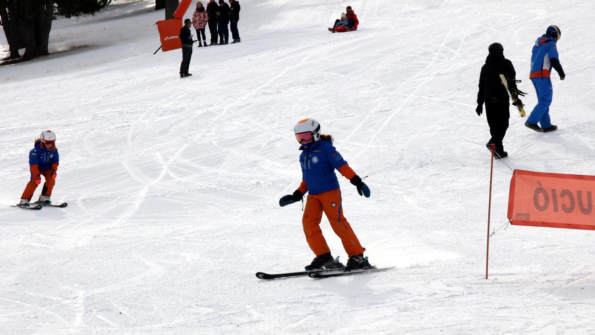 Un jove esquiant, durant el primer cap de setmana que la Molina està oberta
