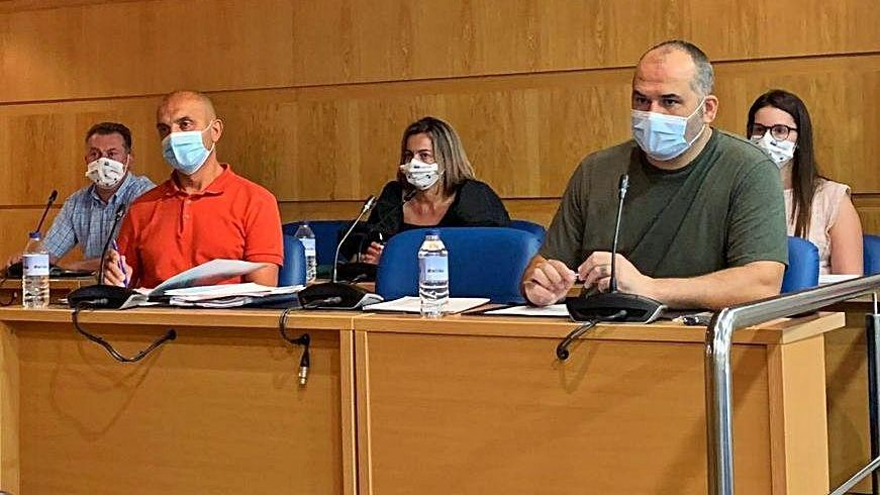 Alejandro Lorenzo y otros ediles del PP en el pleno de Porriño. | // D.P.