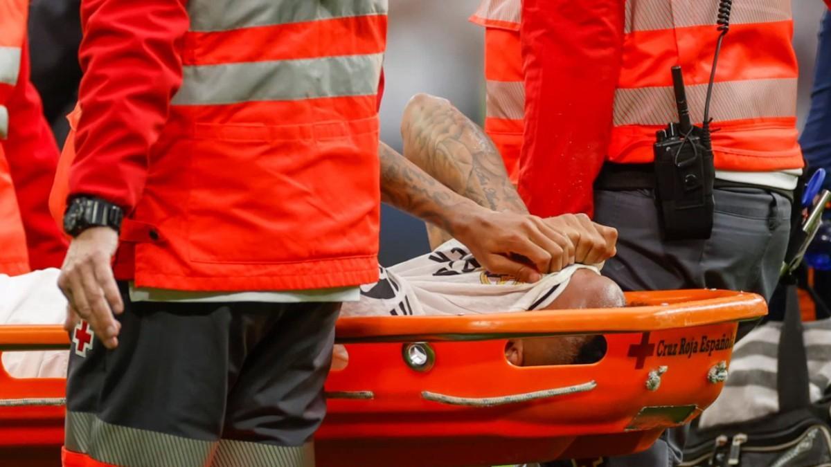Militao sale en camilla lesionado