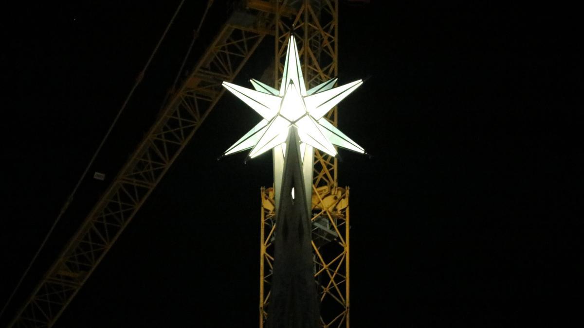 Pla mitjà de l'estel il·luminat de la torre de la Mare de Déu de la Sagrada Família, el 8-12-21 (Horitzontal).