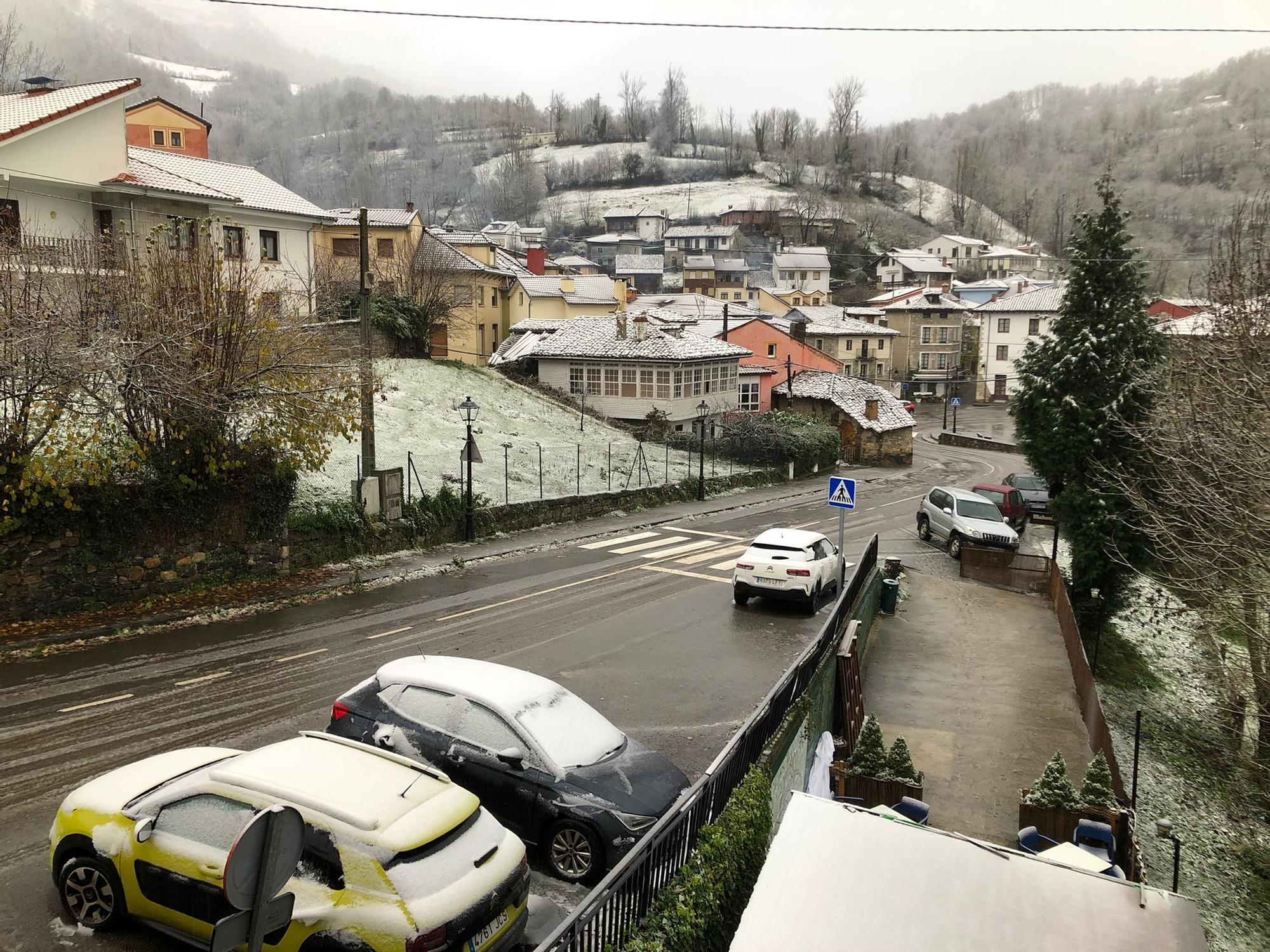 La nieve cubre de blanco varias localidades de montaña de Asturias