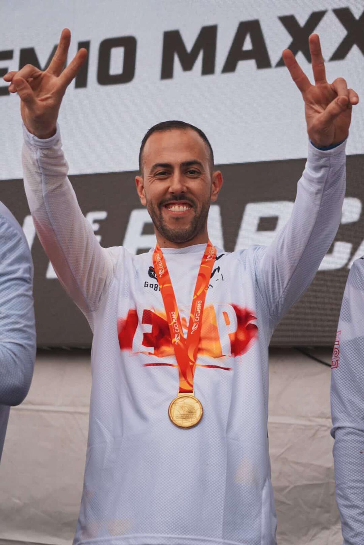 El realejero Yeray Vargas posa con la medalla de oro en Sant Andreu de la Barca.