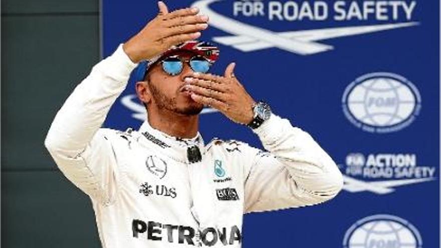 Lewis Hamilton llança petons al públic de Silverstone en aconseguir la sisena &quot;pole&quot; de la temporada.