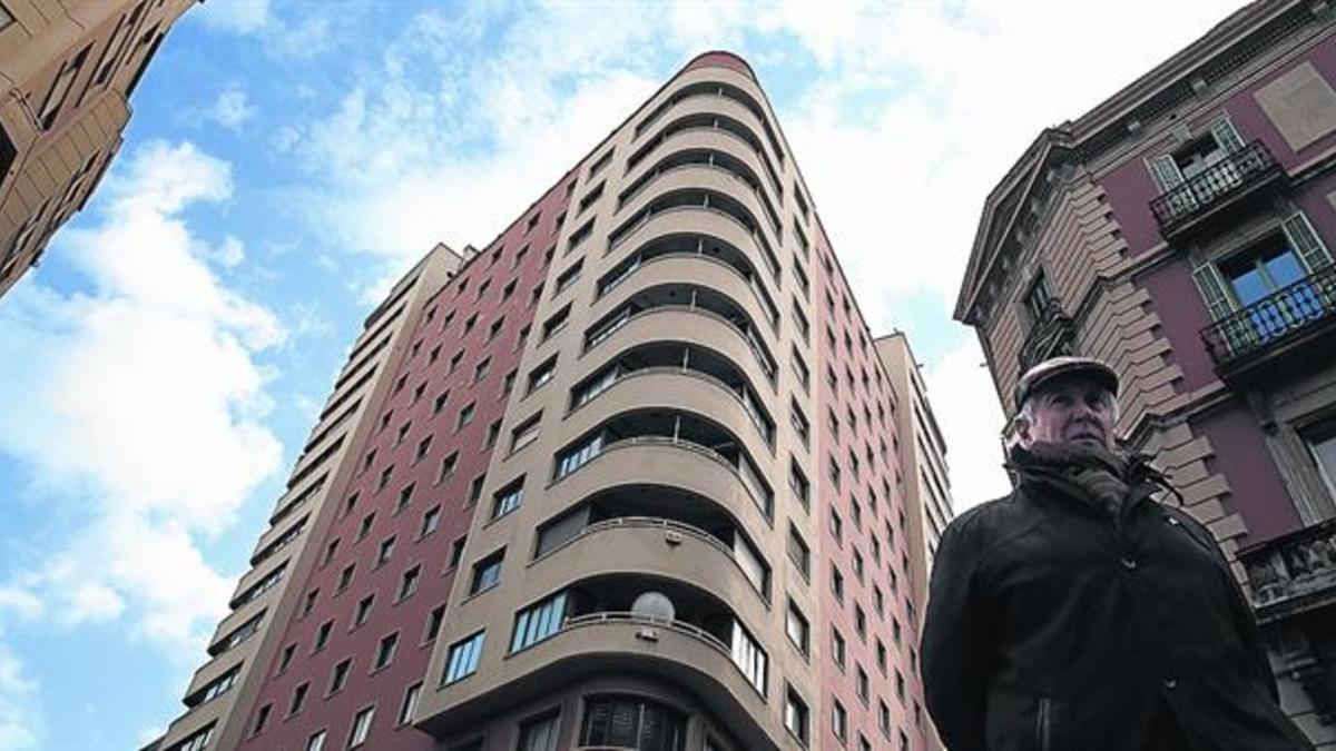 La fachada del Edificio Fàbregas simula un gran barco y su estética responde al art-decó.