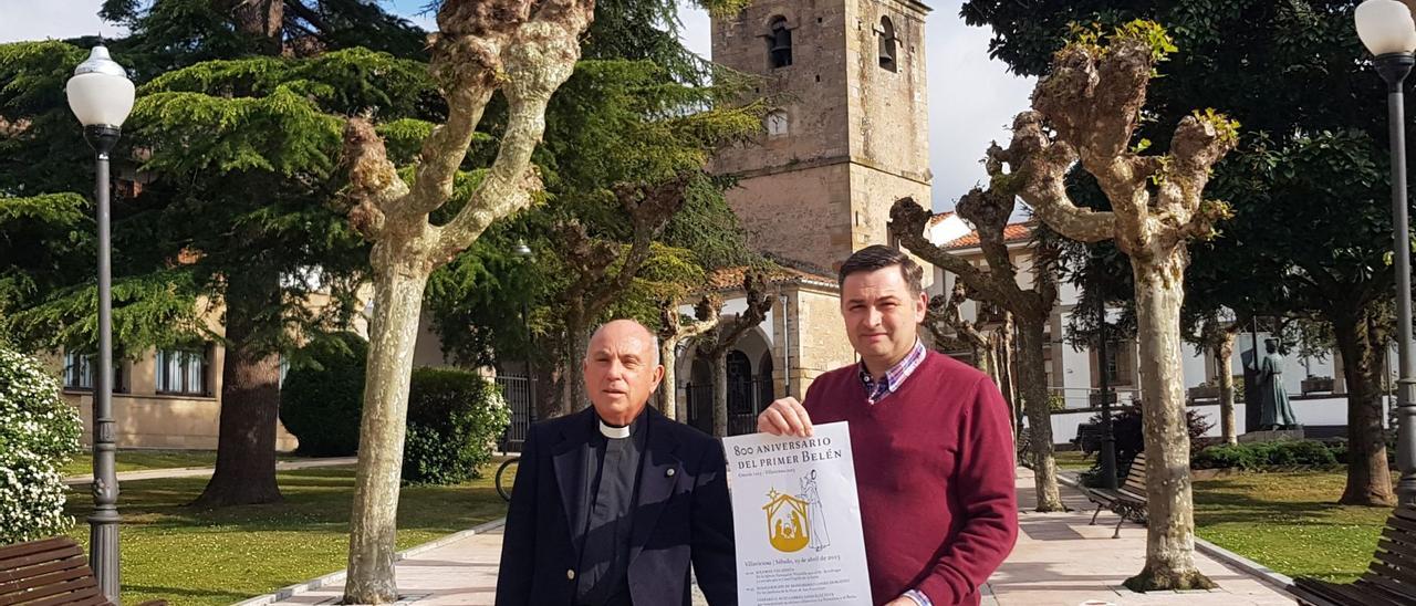 Gonzalo José Suárez y Nicolás Rodríguez muestran un cartel con el boceto de la escultura. | V. Alonso