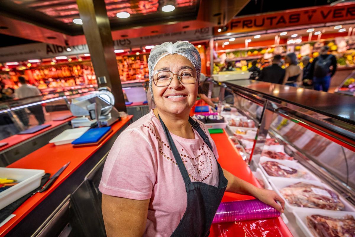 Rubí 7/10/2025 Barcelona Jóvenes y mayores aprenden a hacer de paradistas, en este caso carnicería y charcutería,para no dejar morir los mercados municipales y paliar el efecto de falta de relevo generacional. - Beatriz Elena Marín,aprendiz. AUTOR: JORDI OTIX
