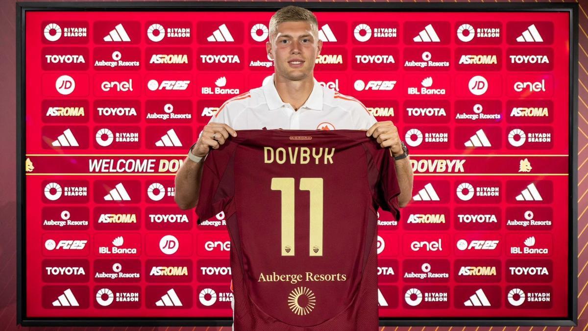 Artem Dovbyk luce la camiseta del Roma en su presentación de este viernes.