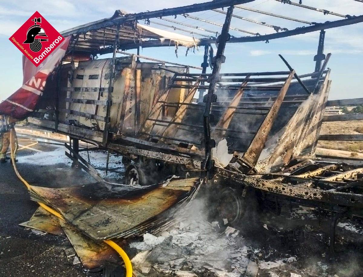 El vehículo quedó completamente calcinado