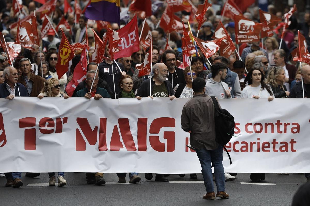 Vista de la manifestación convocada por los sindicatos CCOO y UGT de la Comunitat Valenciana para reclamar  la protección de los derechos conseguidos, la reducción de la jornada laboral y mejores salarios, este jueves en Valencia.