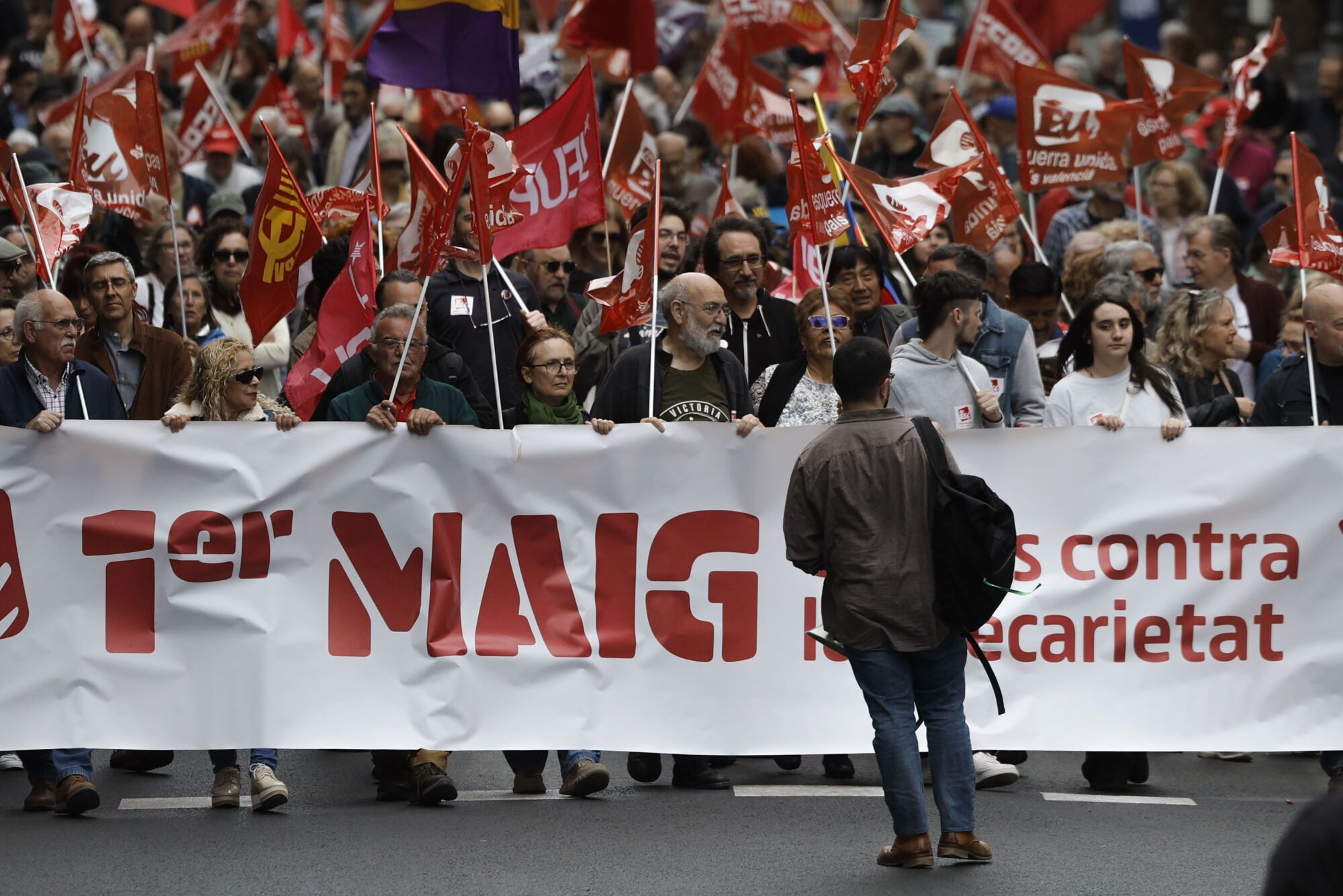 VALENCIA, 01/05/2025.- Vista de la manifestación convocada por los sindicatos CCOO y UGT de la Comunitat Valenciana para reclamar  la protección de los derechos conseguidos, la reducción de la jornada laboral y mejores salarios, este jueves en Valencia. EFE/ Kai Fösterling