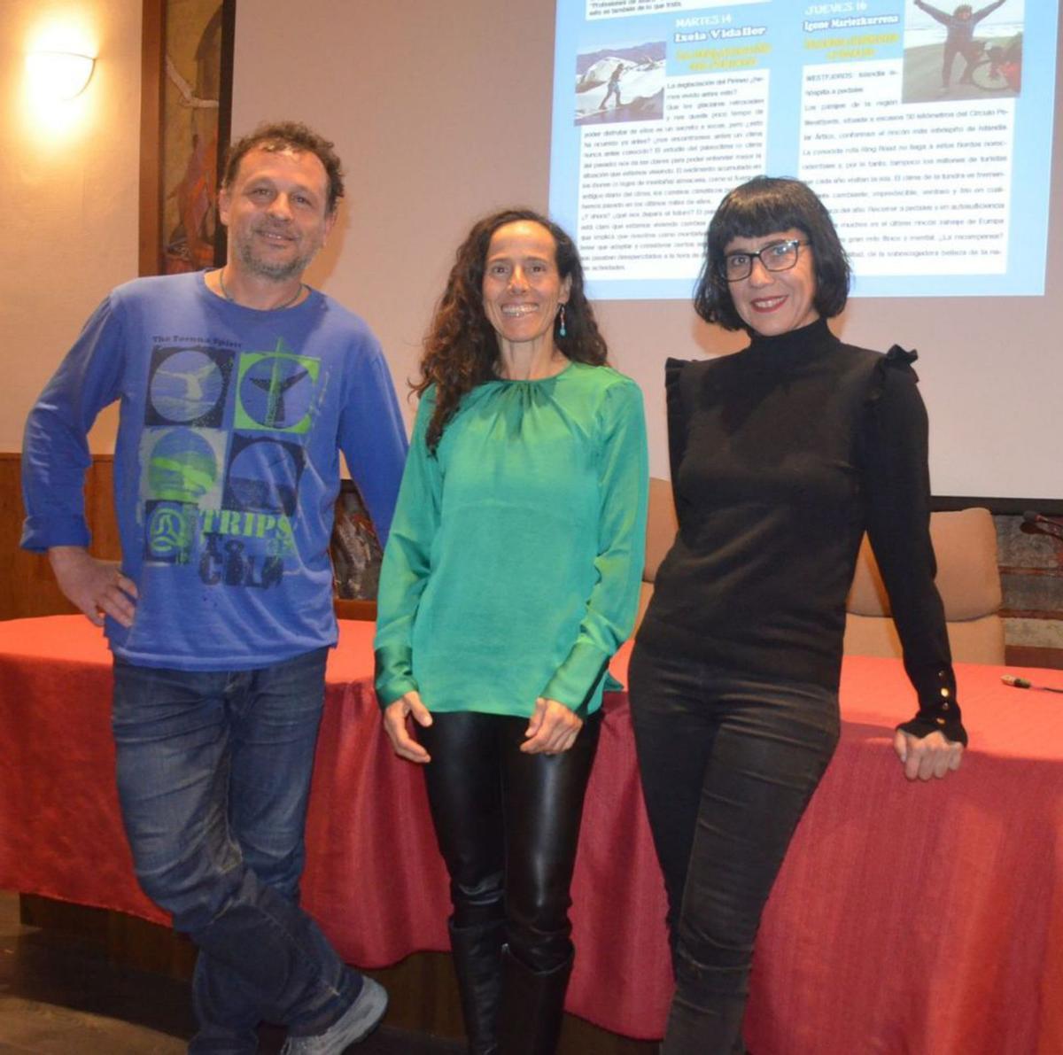 Sonia Casas (centro) con dos integrantes del Club Montañero. | E. P.