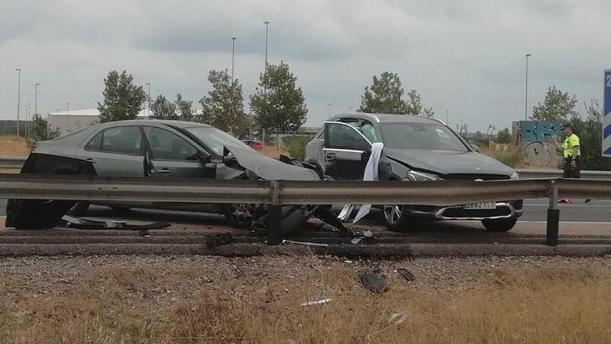 Accidente entre dos turismos y un camión en Almassora