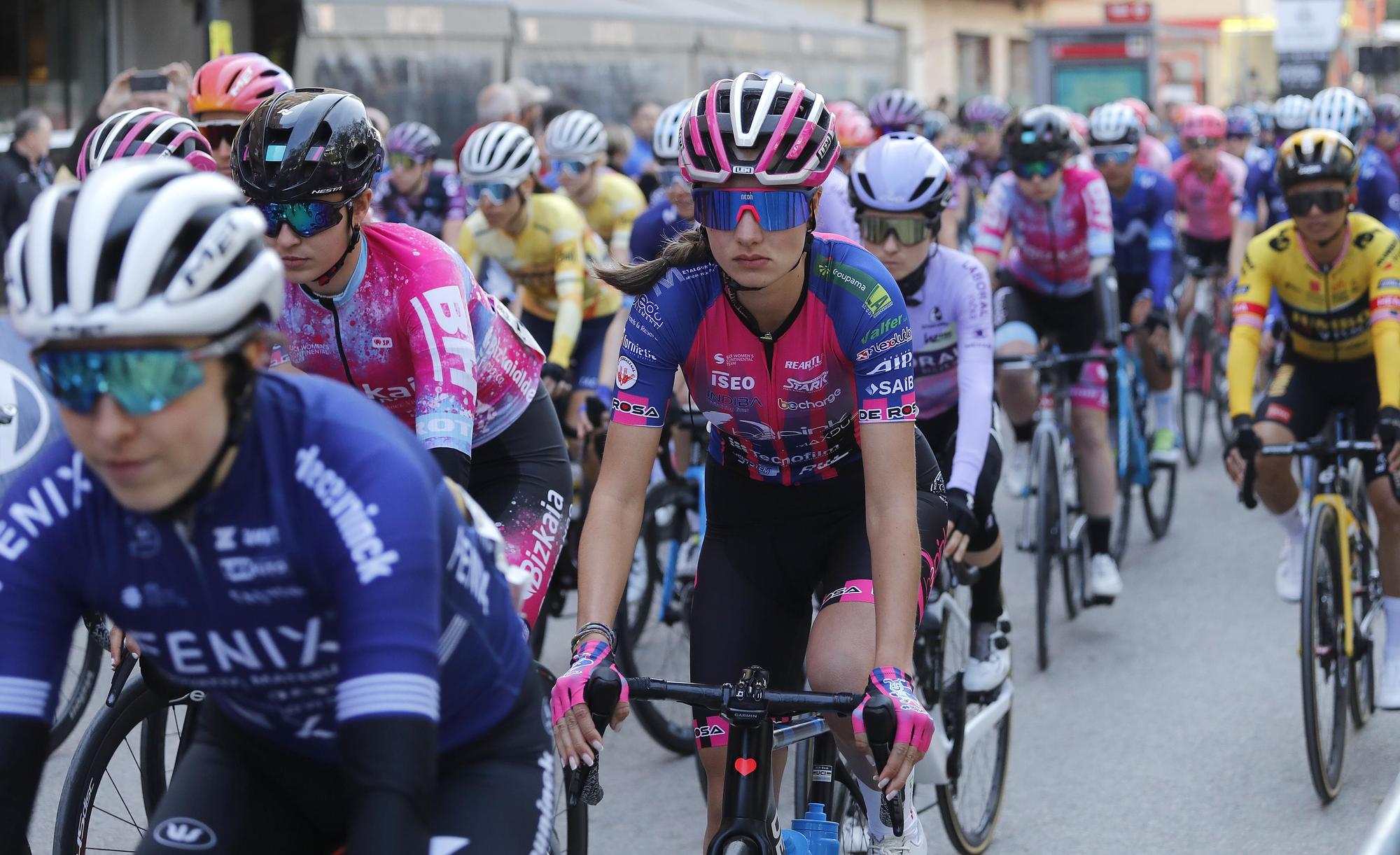 Salida de la primera etapa de la Setmana Ciclista femenina