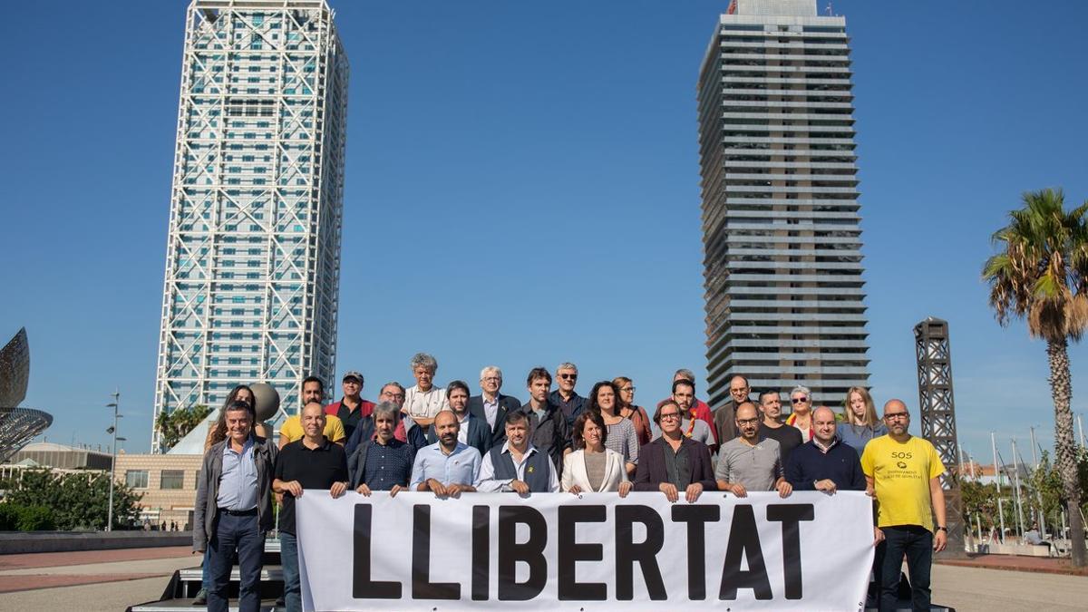 Los líderes de Òmnium y la ANC posan con representantes de las entidades adheridas a la manifestación soberanista.