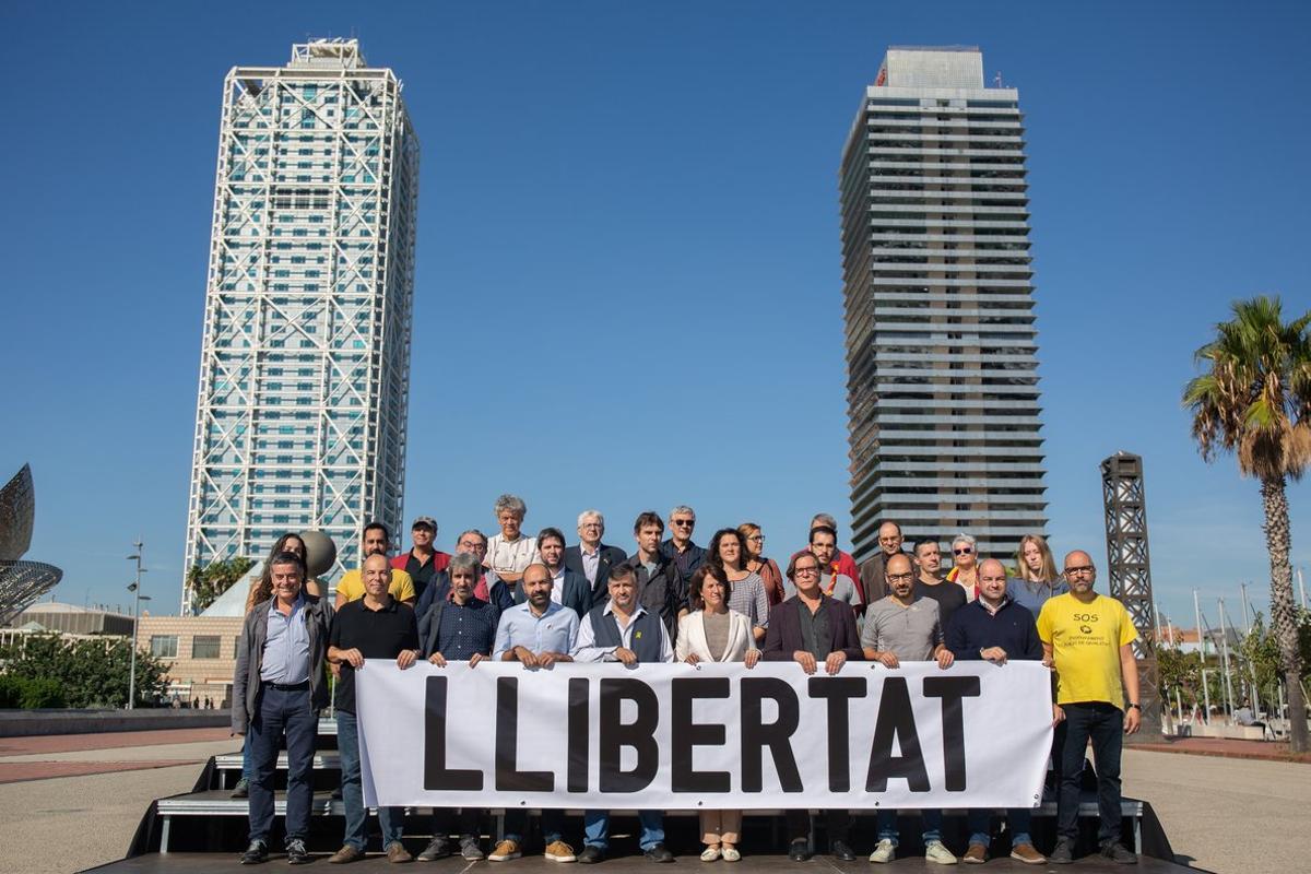 Foto de familia de miembros de Ã’mnium Cultural y Asamblea Nacional Catalana (ANC), entre los que se encuentra, el portavoz de Ã’mnium Cultural, Marcel Mauri (4i) y la presidenta de ANC, Elisenda Paluzie(6i) con una gran pancarta en la que se lee, ’LLIBERTATÂ? . Estas entidades han convocado una nueva manifestaciÃ³n para el prÃ³ximo sÃ¡bado 26 de octubre, contra la sentencia del ’procÃ©sÂ?, en Barcelona (EspaÃ±a), a 25 de octubre de 2019.