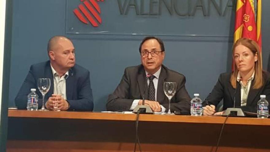 Clara Ferrando junto al conseller Soler y Esteban Vallejo, durante un acto en Alicante.