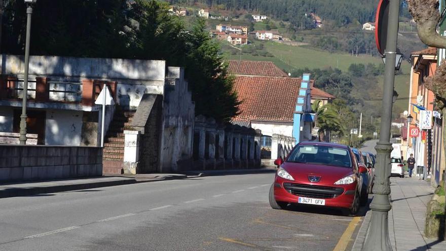 Quejas por la mala visibilidad que hay en la avenida de la Playa de Colunga