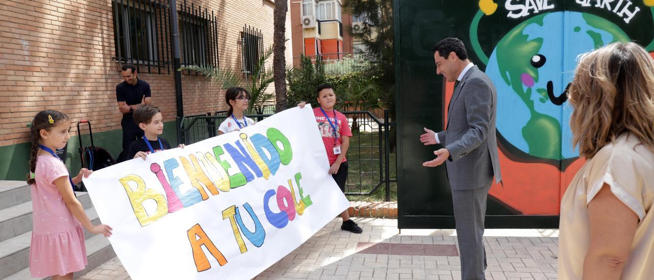 Juanma Moreno, durante la visita a su antiguo colegio, el Giner de los Ríos de Málaga.