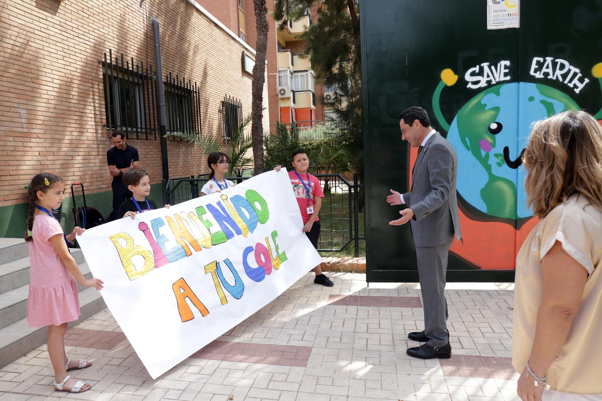 Juanma Moreno, durante la visita a su antiguo colegio, el Giner de los Ríos de Málaga.