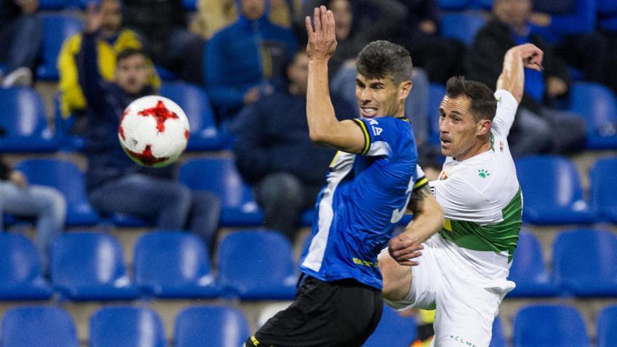 Pol Bueso durante el derbi ante el Elche del pasado diciembre