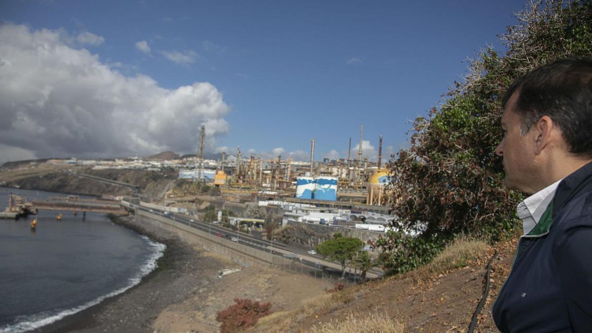 El alcalde de la capital, el nacionalista José Manuel Bermúdez, junto a los terrenos de la Refinería. | | E.D.