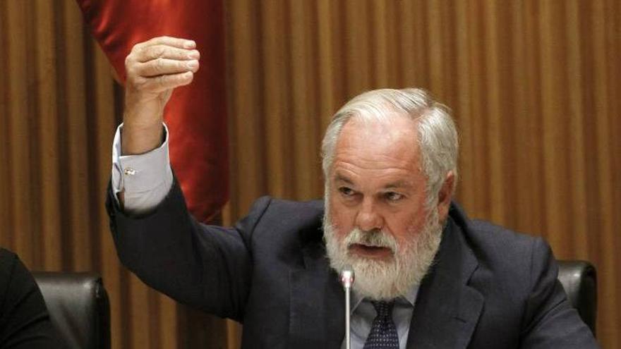 Arias Cañete cambiará la ley para poder sancionar el &#039;bunkering&#039; en Gibraltar