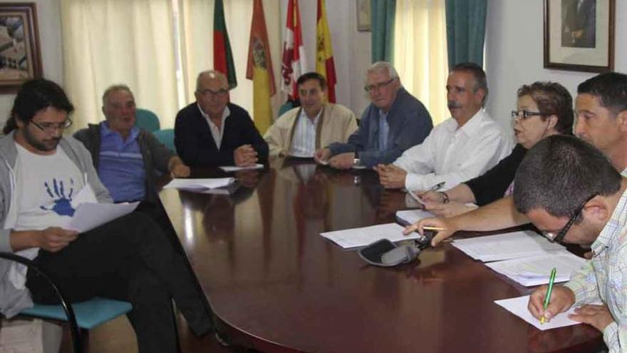 Integrantes de Adata durante la celebración de la asamblea.