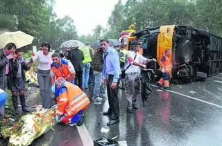 Un muerto y 25 heridos tras volcar en Caldas un autocar que trasladaba 39 invitados a una boda