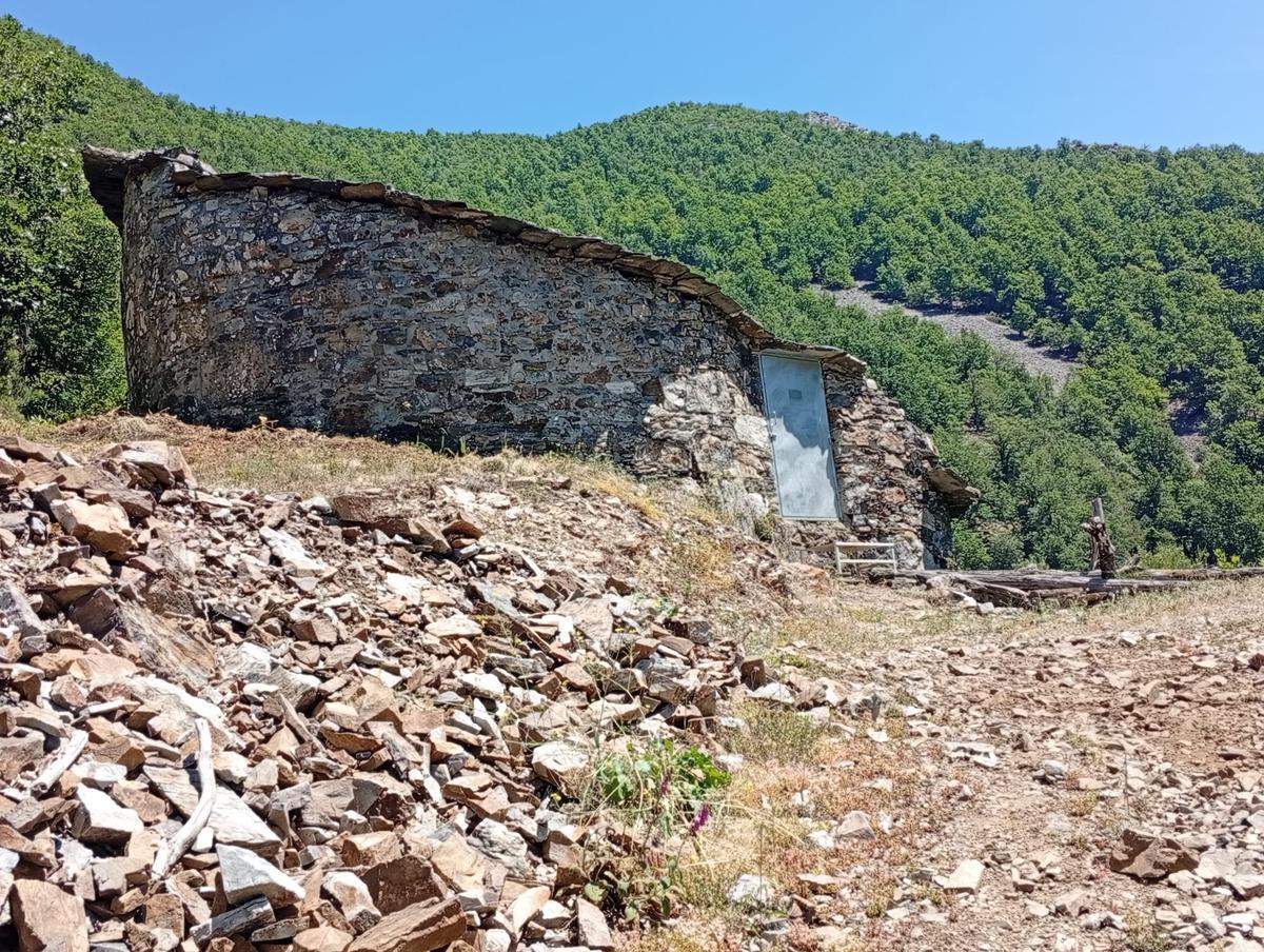En imágenes: Una treintena de alumnos de Castropol, Boal y los Oscos descubren la apicultura tradicional en Ibias