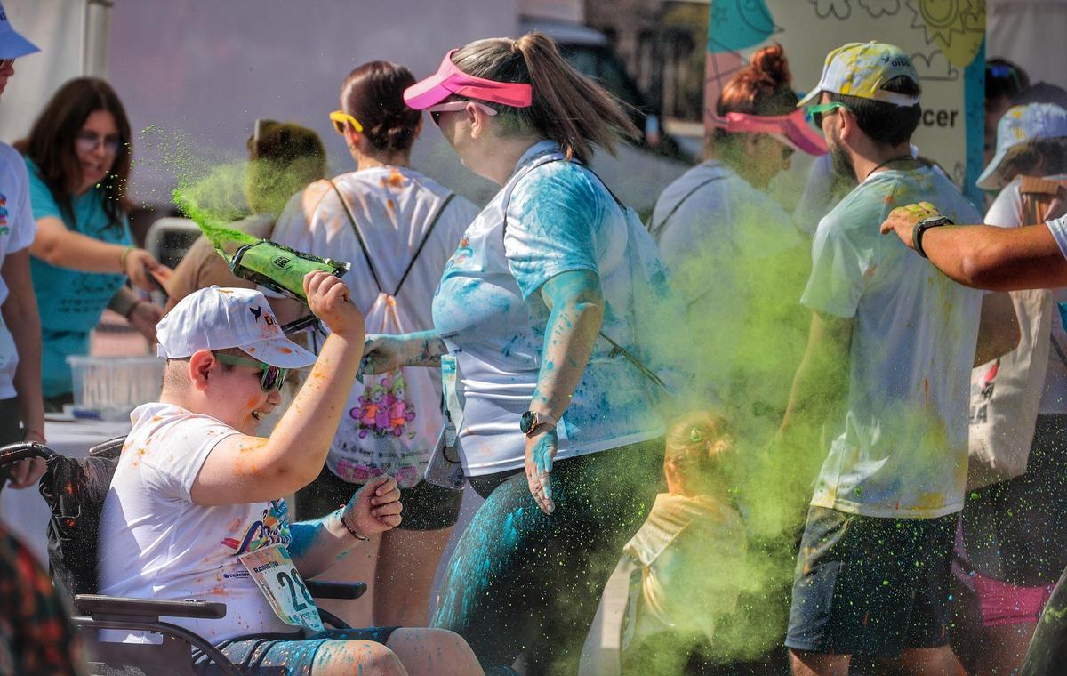 El lanzamiento de polvos de color alegró la calurosa mañana.
