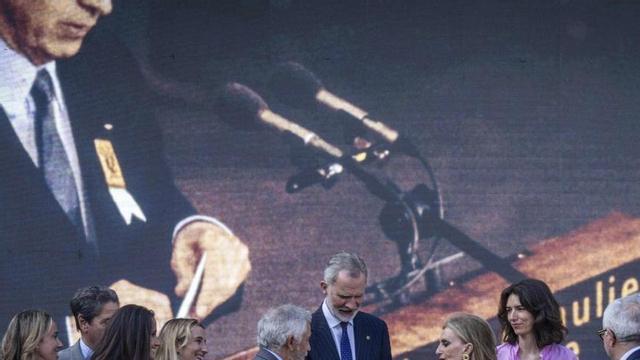 Felip VI amb María Teresa i Joan Antoni Samaranch, nets i besnets.  | JORDI OTIX