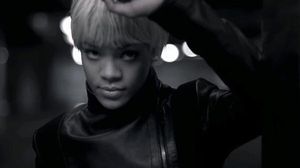 Anunci d’Armani Jeans on apareix Rihanna.