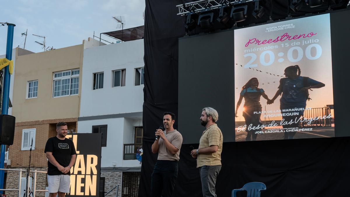 El concejal de Cultura y Festejos, Mencey Santana, con los directores del cortometraje Joel Cazorla y Chémi Hernández, antes de la proyección.