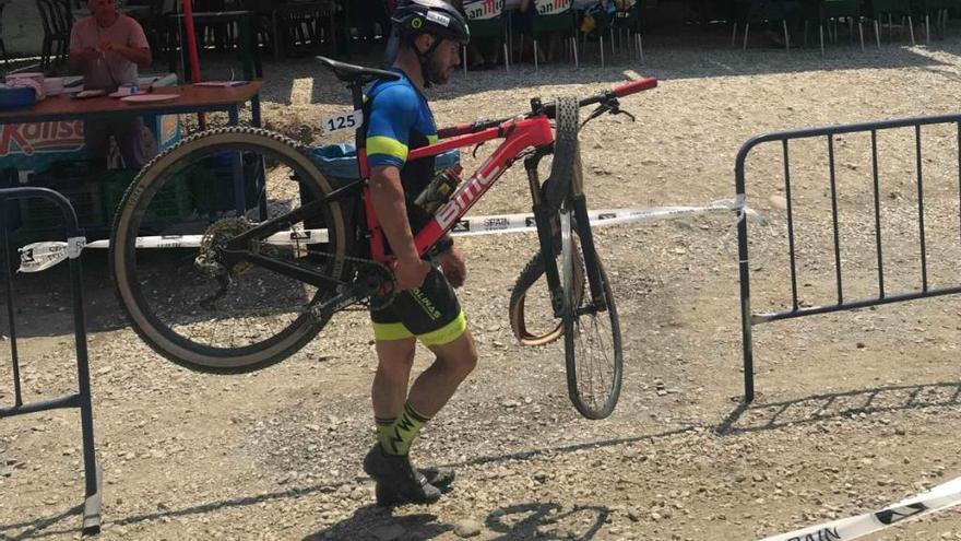 Fernández, con la bicicleta destrozada. // FdV