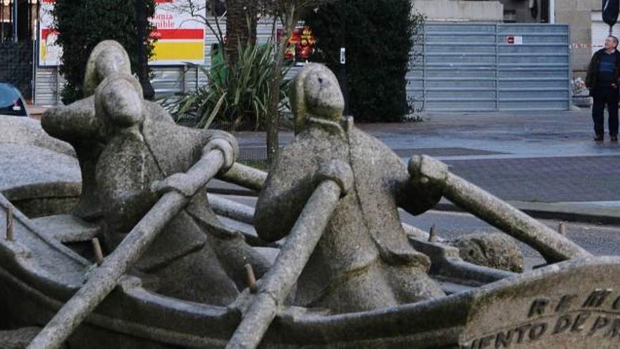 La escultura de la gamela de Manuel Coia en Cangas