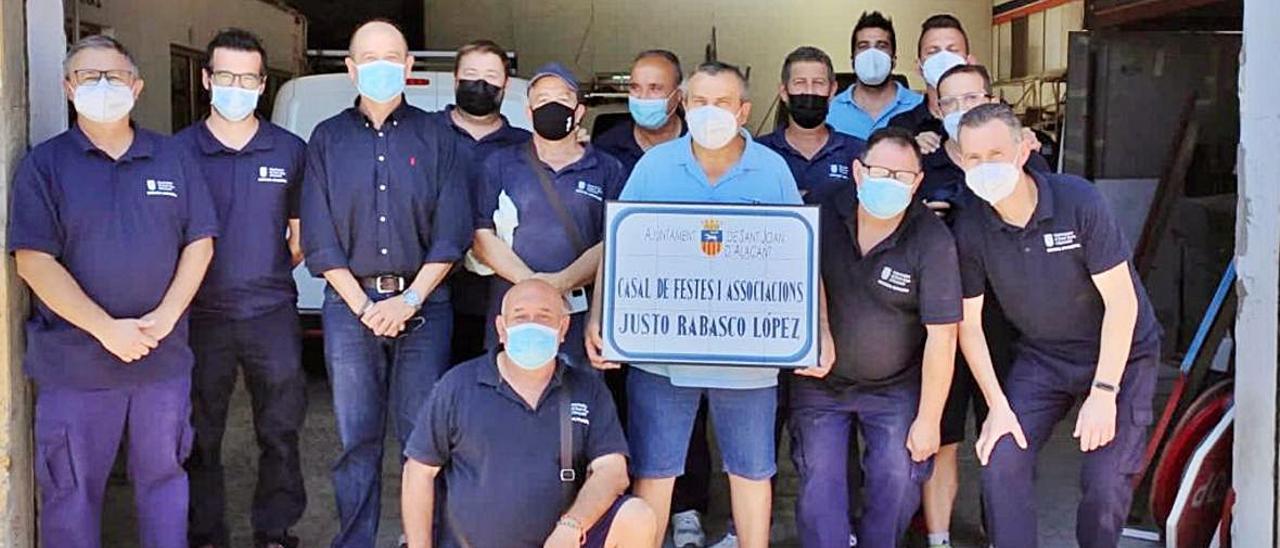 Compañeros de la brigada sostienen la placa de homenaje a Justo Rabasco López. A la derecha, la familia de Justo con sus compañeros de las brigadas frente al casal. | INFOMACIÓN