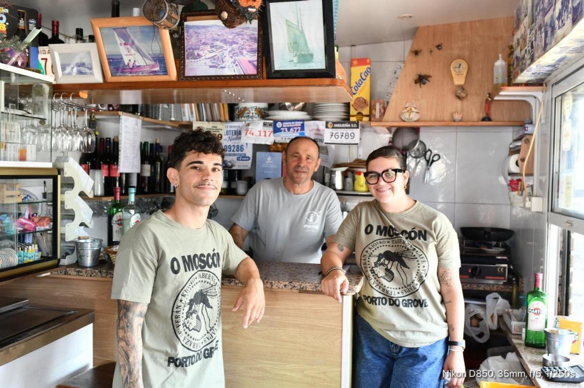 La actividad es intensa en la calles de O Grove, su puerto y sus barcos de pasaje.