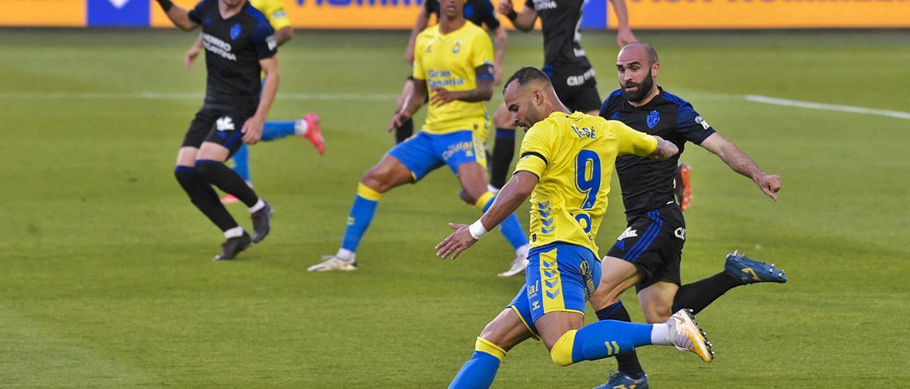 Jesé Rodríguez se dispone a tirar a puerta con la pierna izquierda en una acción durante la primera parte del choque entre la UD y la Ponferradina, ayer. | | ANDRÉS CRUZ