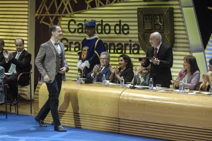 ENTREGA DE HONORES Y DISTINCIONES DEL CABILDO DE ...