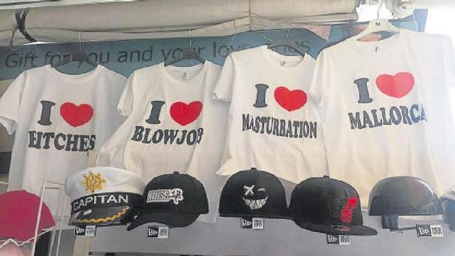Imagen de una tienda de souvenirs de Santa Ponça.
