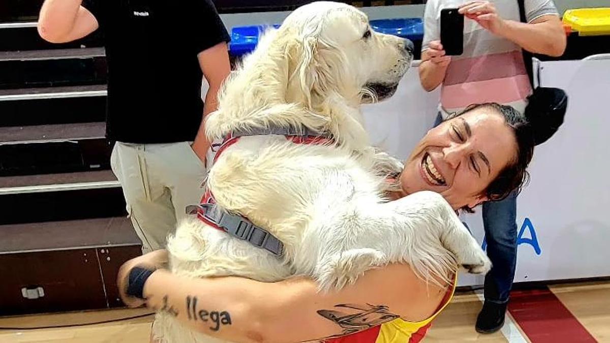 La viguesa celebra con su perro, Tristán, la clasificación de España para el Mundial de Canadá del mes que viene.