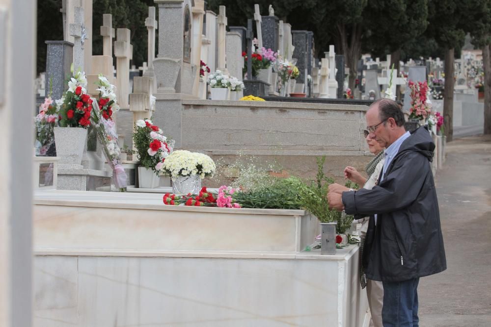 Preparativos del Día de Todos los Santos en el Cem